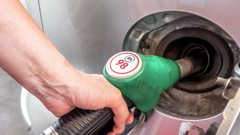 Wlew paliwa. Zdjęcie ilustracyjne