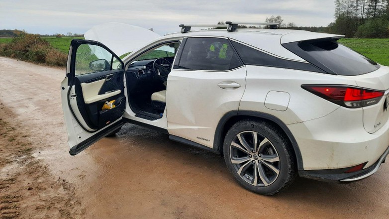 Policjanci odzyskali Lexusa, ale najpierw musieli uszkodzić szyby