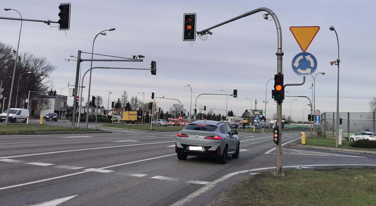 Wolisz mieć rozbite auto czy dostać 30 punktów karnych? Na tym skrzyżowaniu możesz wybierać