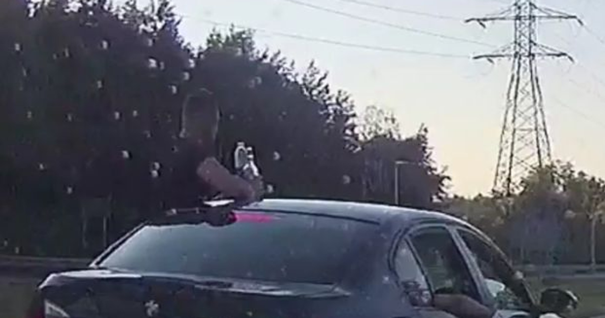 Pił alkohol na dachu BMW