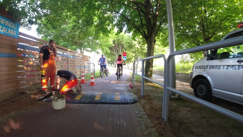 Próg zwalniający na drodze rowerowej w Sopocie