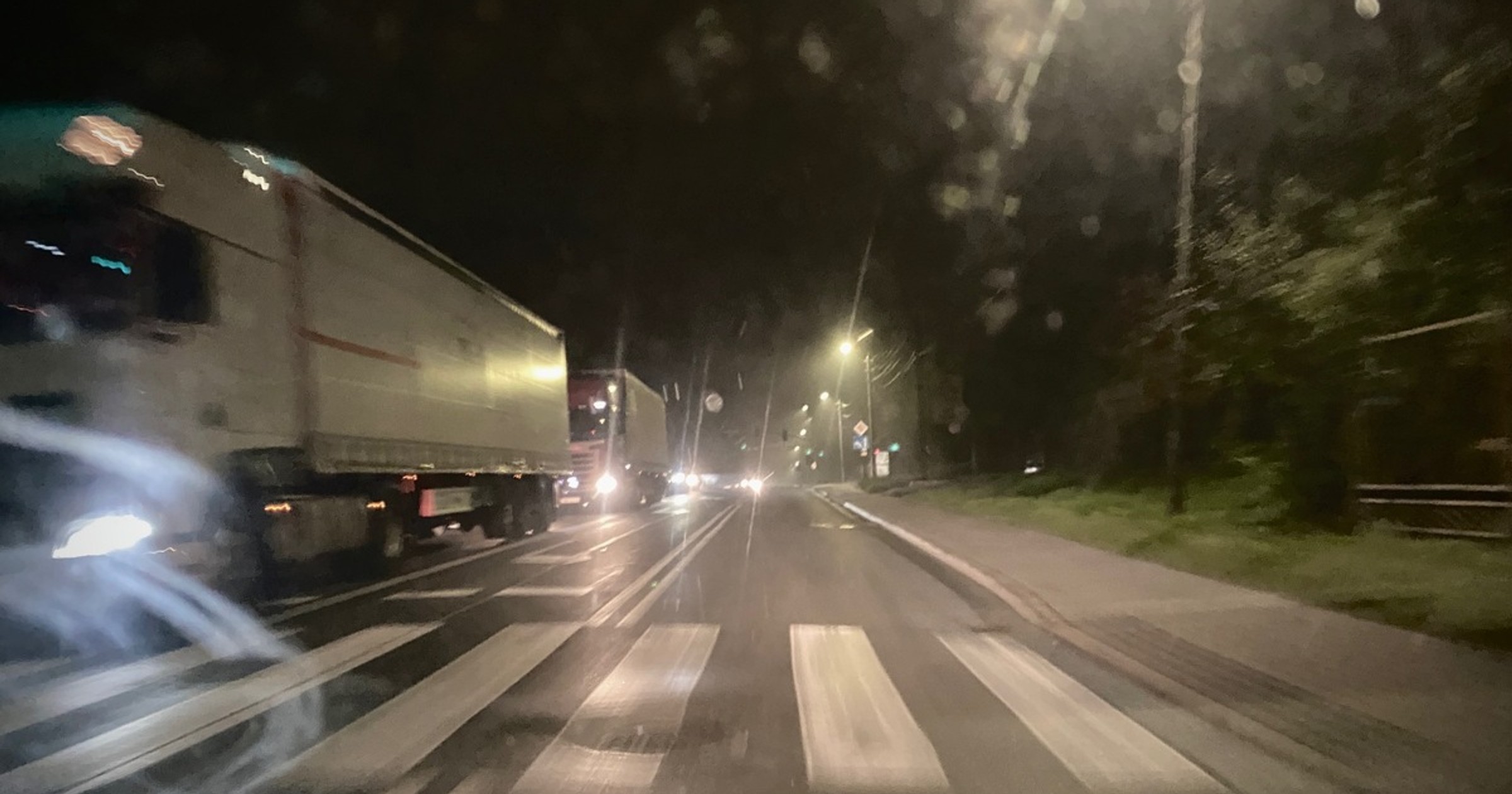 Apel policji o bezpieczeństwo i rozwagę podczas jazdy na mokro