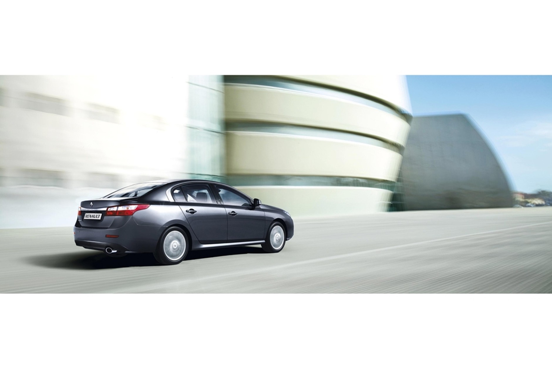 Renault Latitude – jonizuje, masuje, dopieszcza, robi dobrze