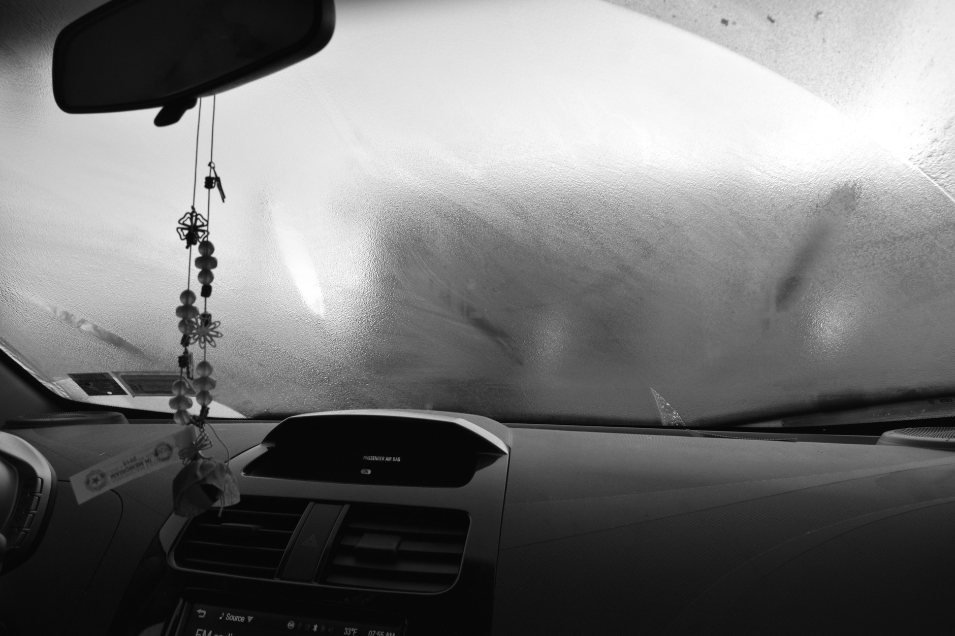 Zaparowane szyby w samochodzie – efekt zatkanego filtra kabinowego albo włączenia zamkniętego obiegu powietrza