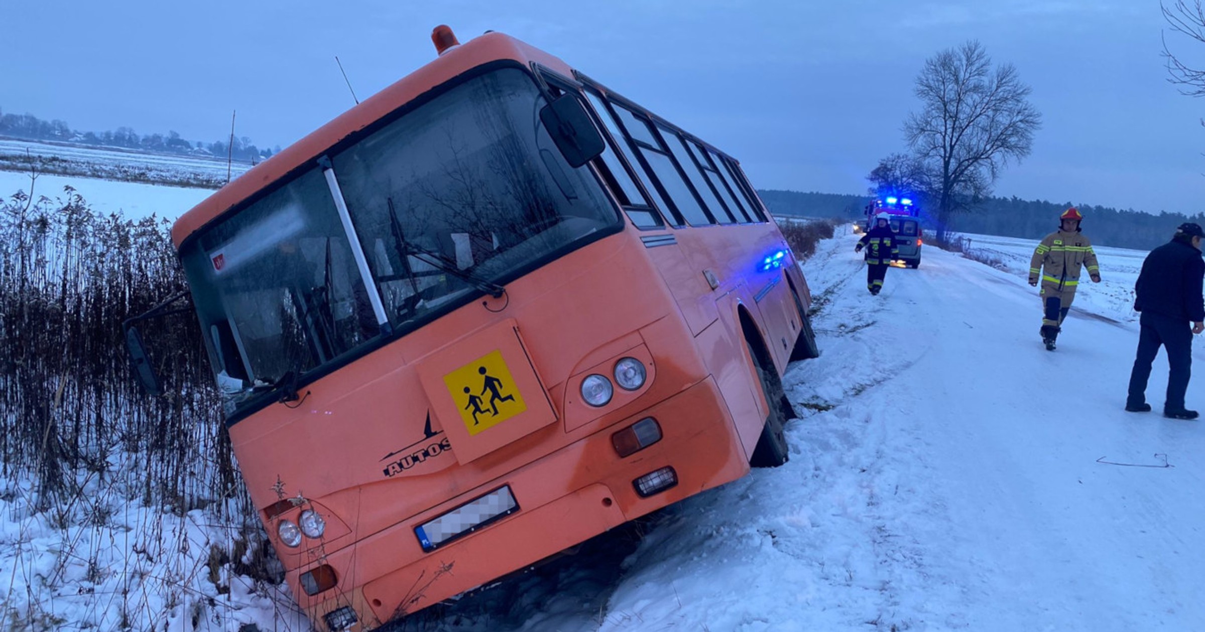 Autobus przewożący dzieci wjechał do rowu. 13-latka trafiła do szpitala