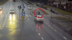 Wbiegł na "czerwonym" wprost pod auto. Policjanci opublikowali nagranie ku przestrodze