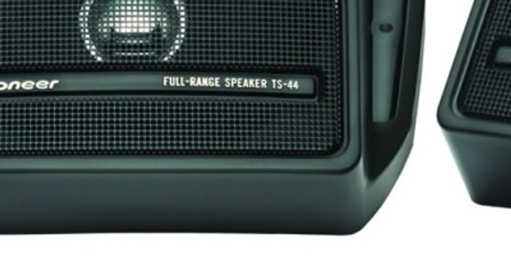 Szerokopasmowe głośniki na tylnej półce. Obecnie tylko dla najbardziej zdesperowanych.