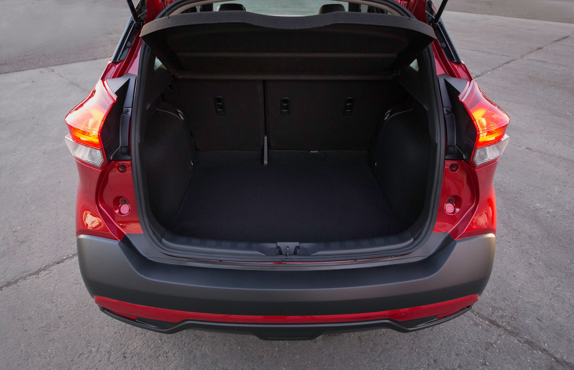 Trudno będzie narzekać na pojemność bagażnika. Wynosi ona 432 litry. Całkiem sporo. Nissan Kicks