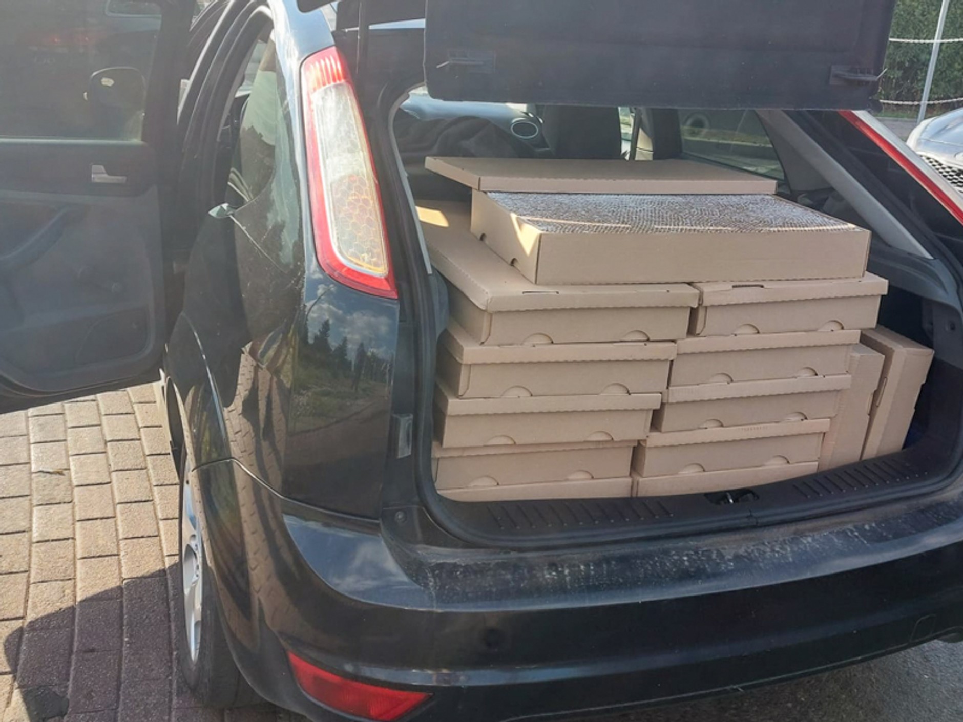 Auto wypakowane kartonami z nielegalnymi papierosami