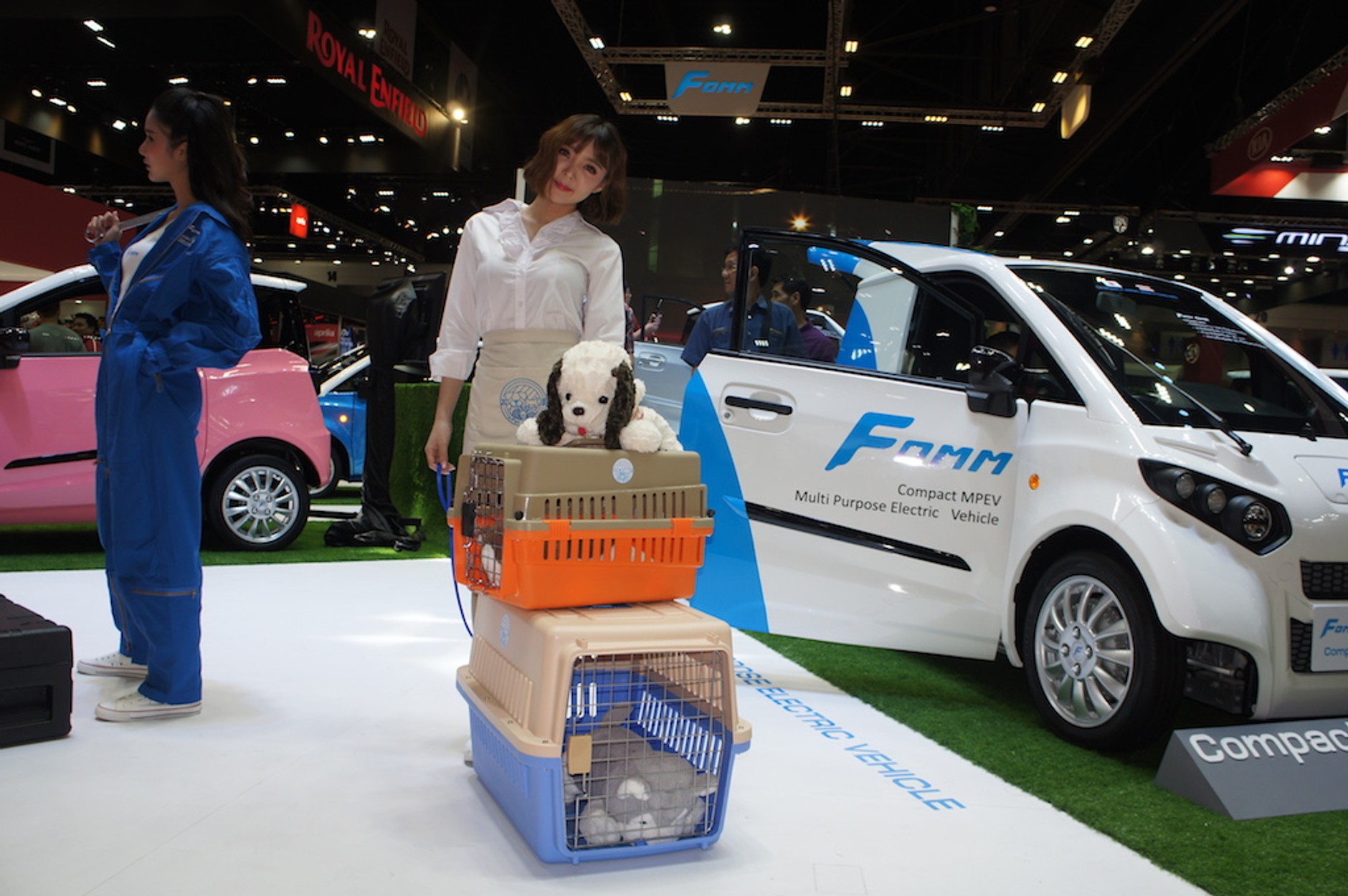 Salon w Bangkoku – modelki i samochody