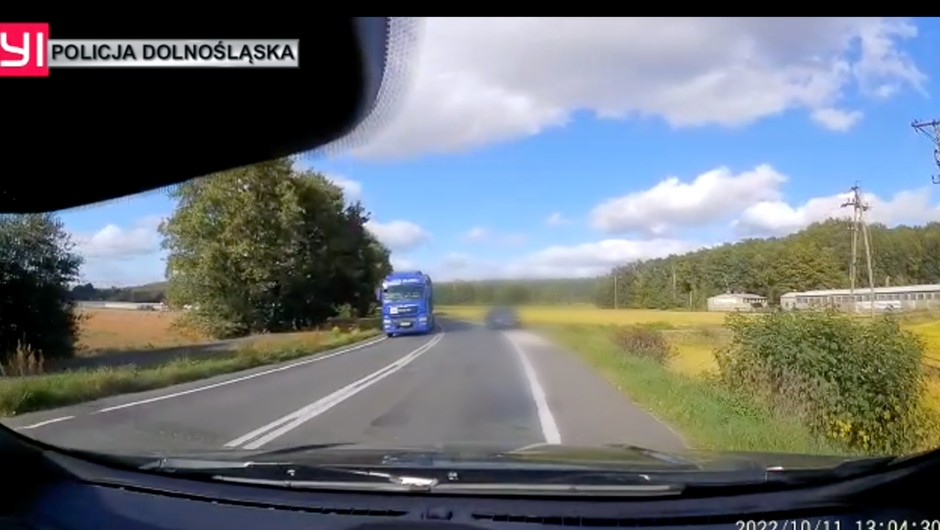 Kierowca Audi, wyprzedzając na łuku prawie doprowadził do czołowego zderzenia