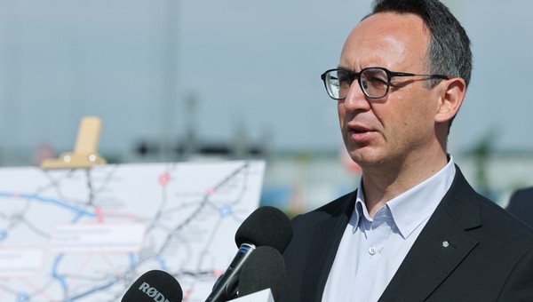 Ministerstwo przekazało 330 mln na drogi samorządowe. "Na poprawę jakości dróg trzeba będzie poczekać"