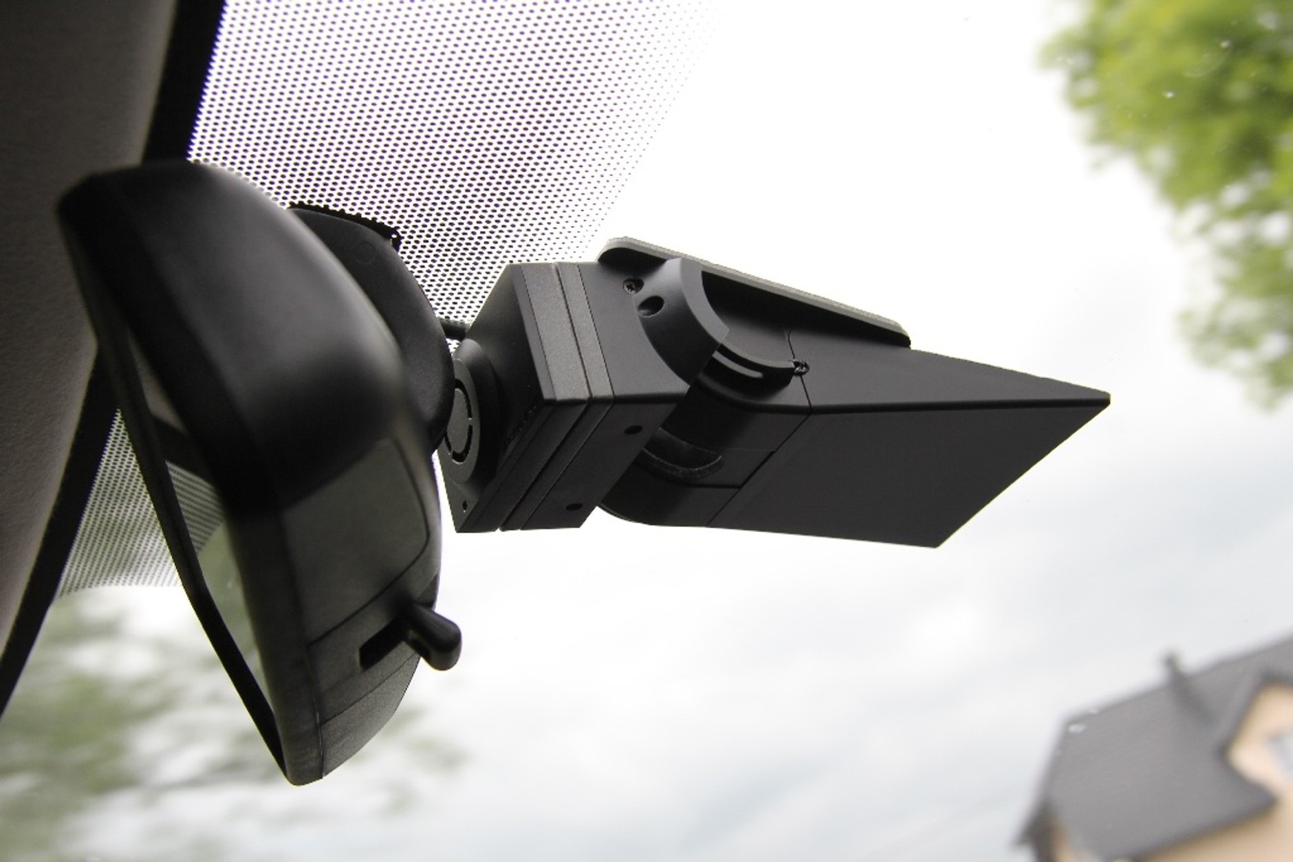 Kamera instalowana jest za lusterkiem.