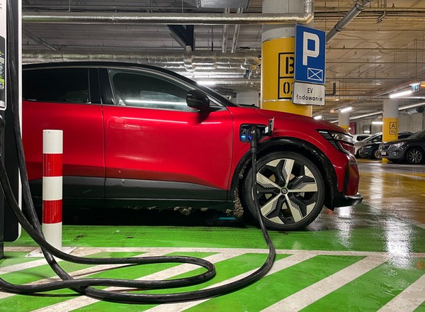 Porównali koszty elektryka z autem spalinowym
