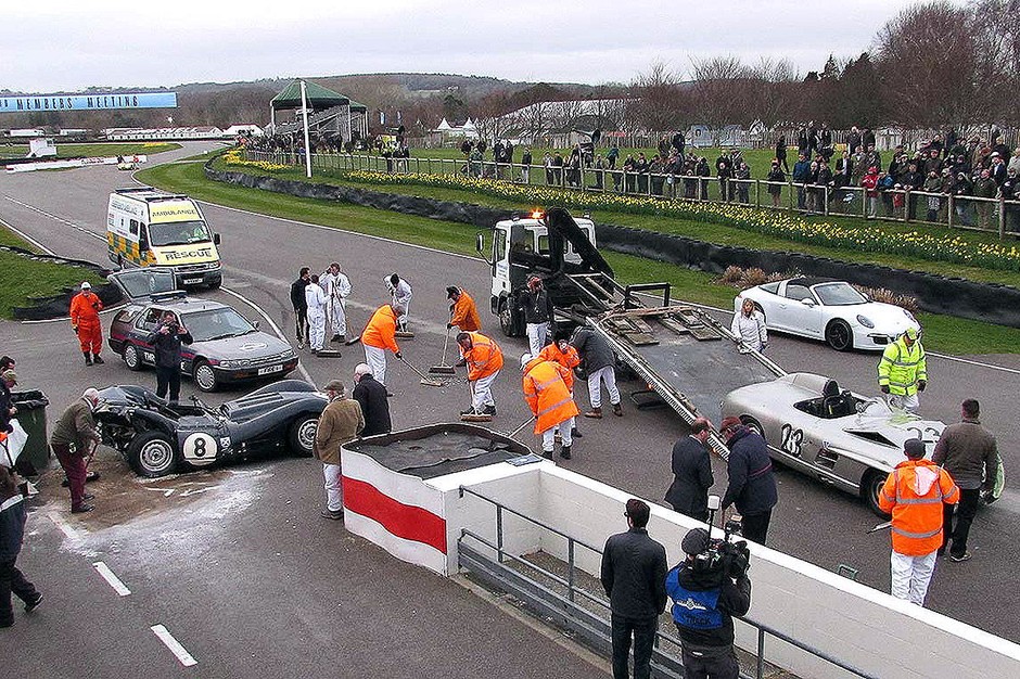 Crash Mercedesa 300 SLS z Jaguarem