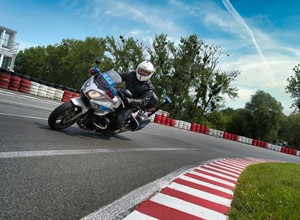 Policjanci z drogówki na torze. Doskonalili technikę jazdy motocyklami