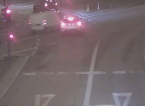 Czerwone świeciło się od dłuższego czasu. Zaskakujące zachowanie kierowcy Toyoty [WIDEO]