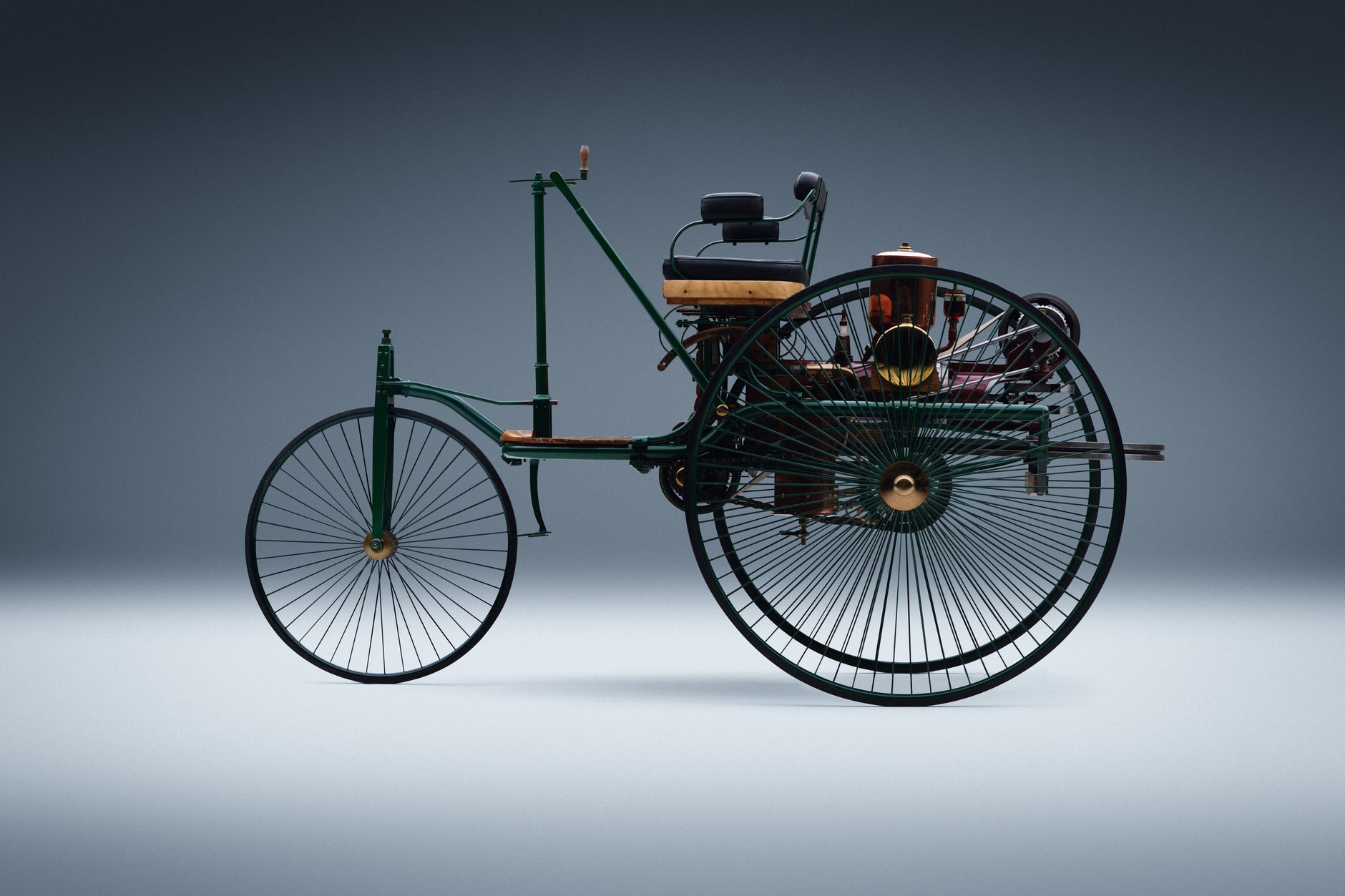 Benz Patent-Motorwagen. Autentyczna replika pierwszego na świecie samochodu z 1886 r.