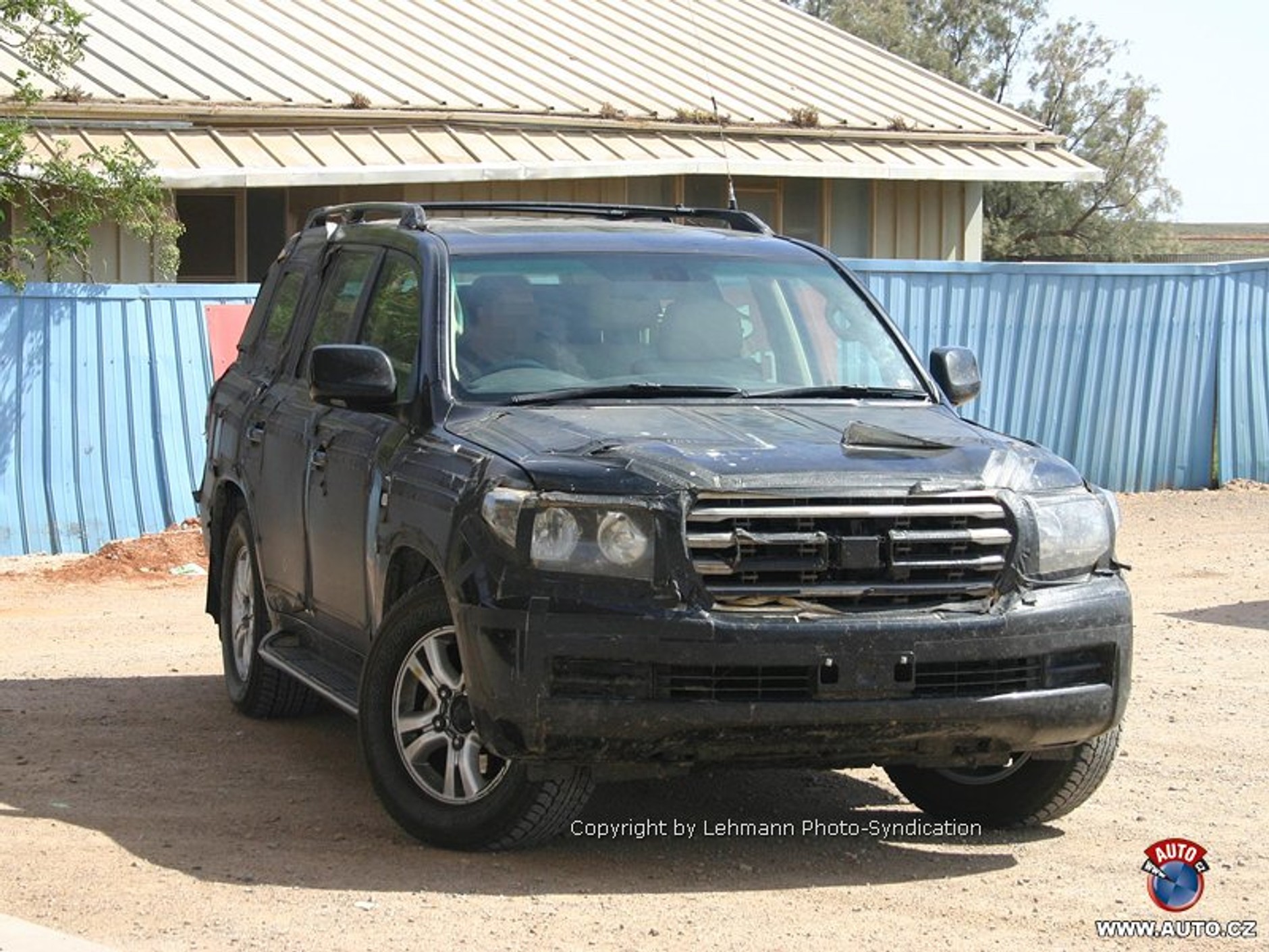 Zdjęcia szpiegowskie: Toyota Land Cruiser 200 zaprezentuje się jesienią