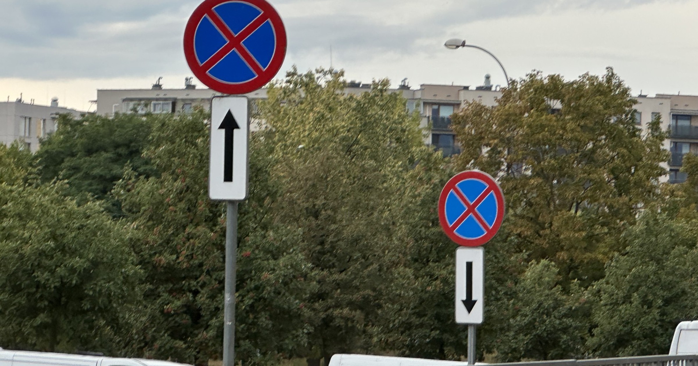 Przy znakach zakazu zatrzymywania się mogą pojawić się tabliczki ze strzałkami