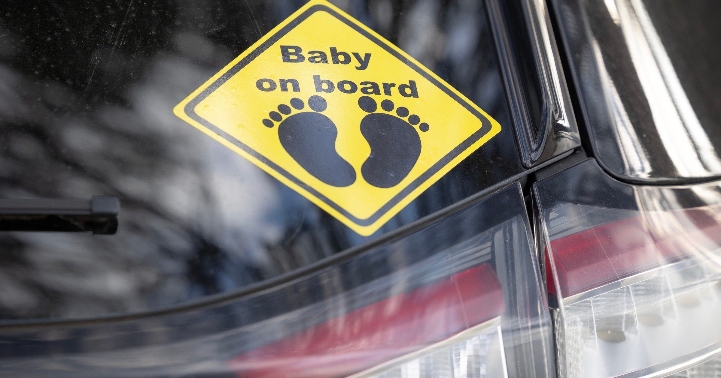 Naklejka "Baby on board" lub "Dziecko w aucie" – nie służy do wzbudzania sympatii. Chodzi o coś poważniejszego. 