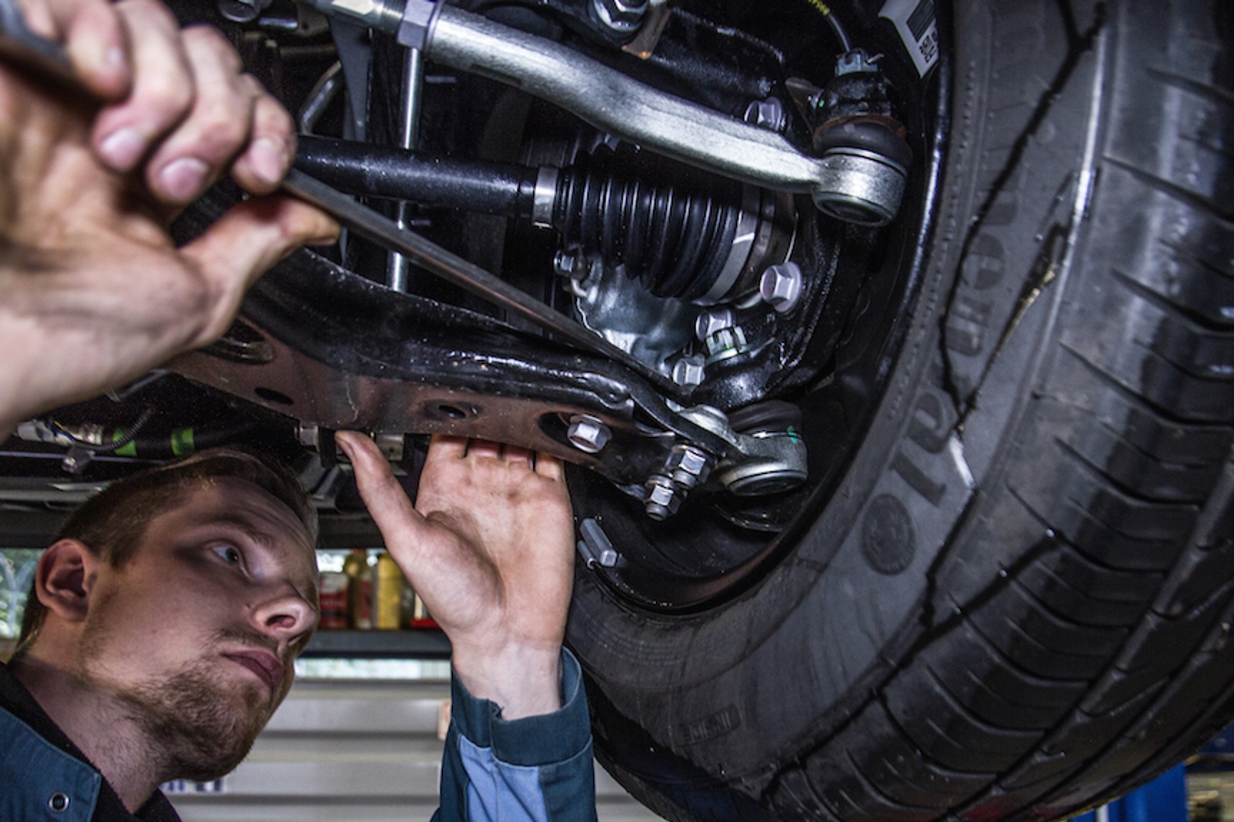 Diler ci tego nie powie: możesz serwisować auto na gwarancji poza ASO, ale...