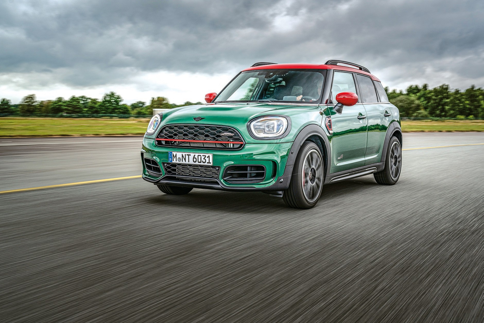 Mini to najbardziej gadżeciarsko wystylizowany samochód w tym porównaniu. Pod maską czeka potężny motor z regału BMW.