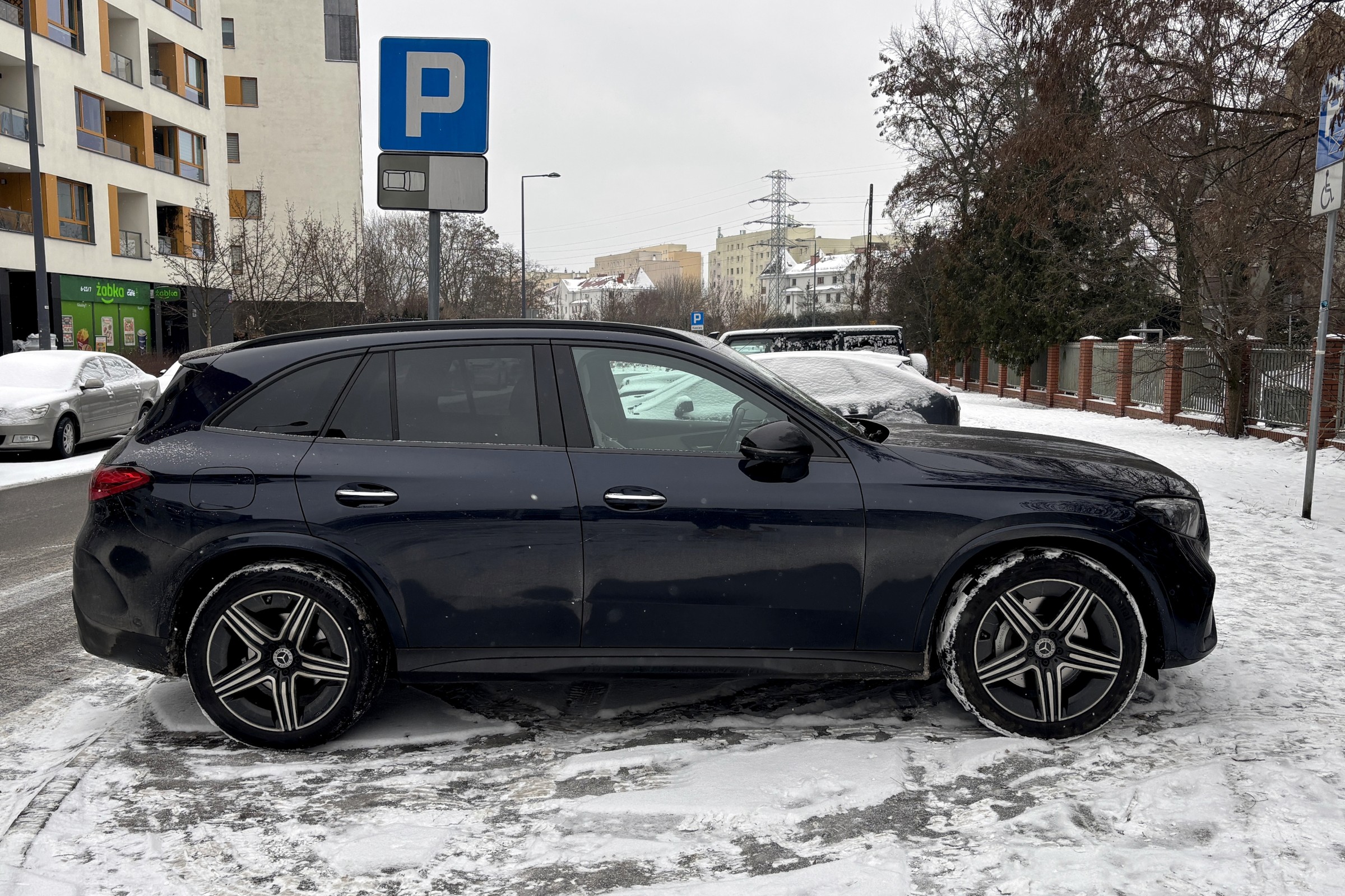 Parkowanie na trawniku pod śniegiem. Sprawdziliśmy, jak reaguje Straż Miejska