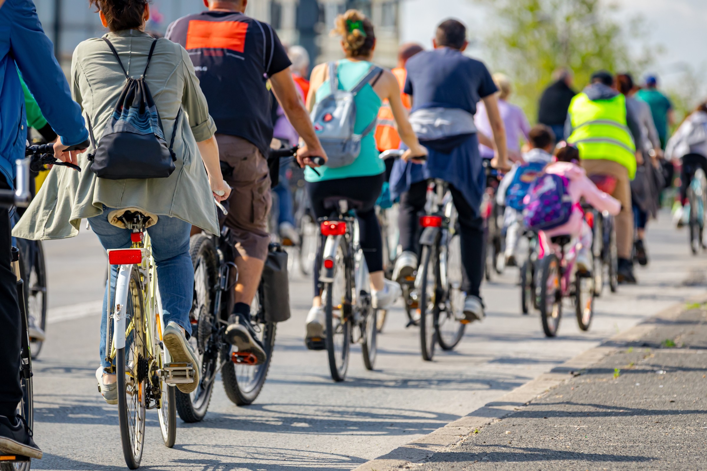 Kolumna rowerowa na polskich drogach. Co naprawdę wolno grupie cyklistów?