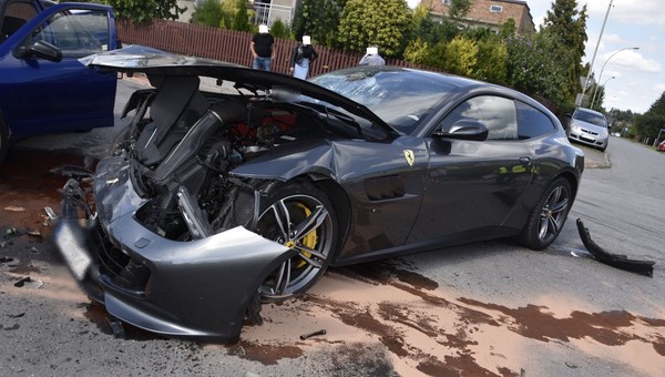 Młoda kobieta w Seicento rozbiła Ferrari