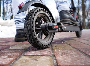 Był pijany i jechał hulajnogą po kolejne butelki. "Może to być jego najdroższe wino w życiu"