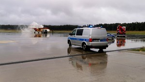 Zderzenie samochodu z samolotem w Polsce. Kierowca uciekł i zabarykadował się w hangarze