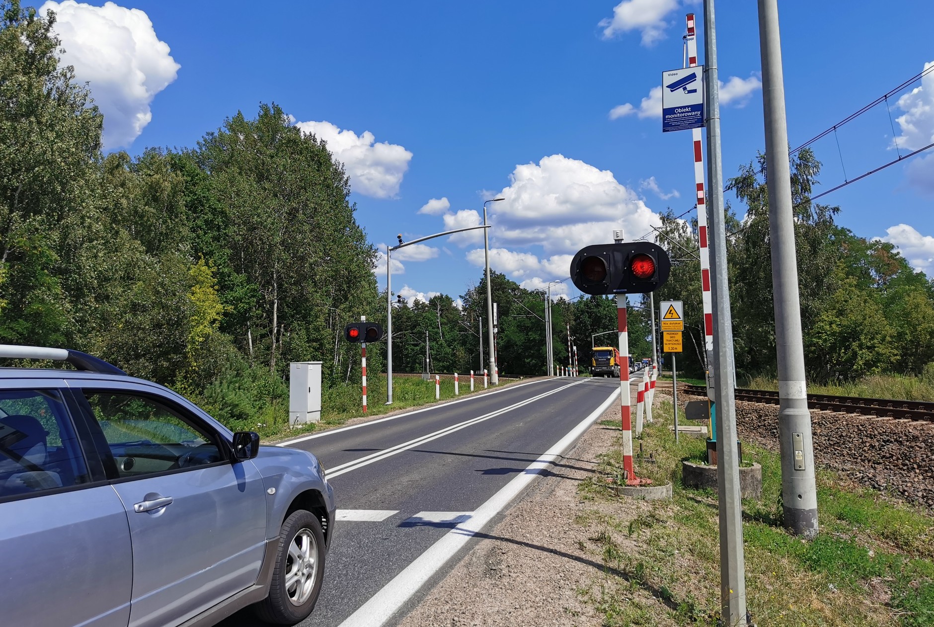 Czerwone światło na przejeździe kolejowym