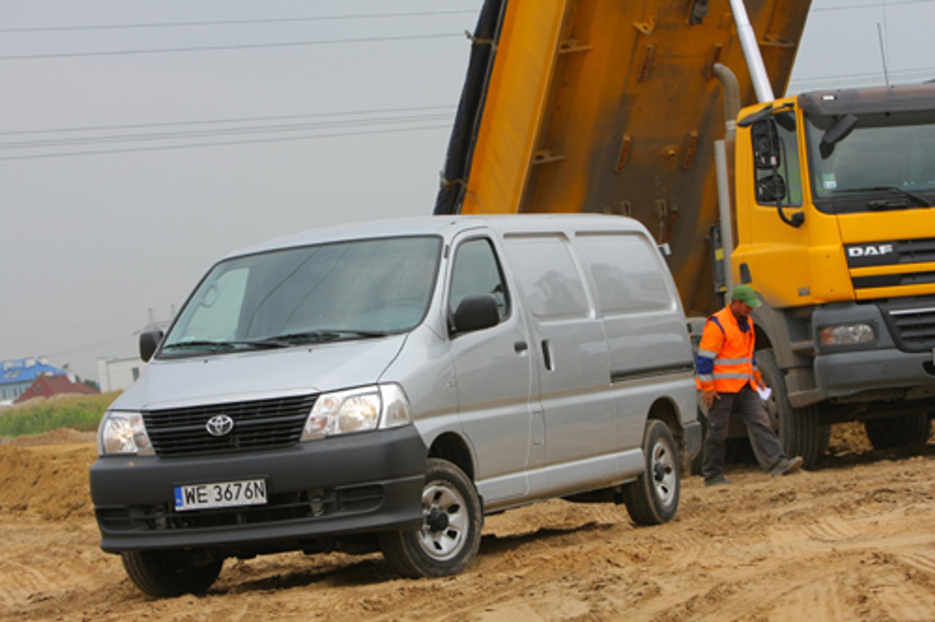 Toyota Hiace 2.5 D-4D Van 4x4 terra - Dostawczak w terenie?