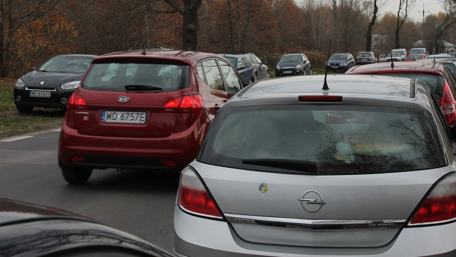 Jak nie utknąć w przycmentarnych korkach?