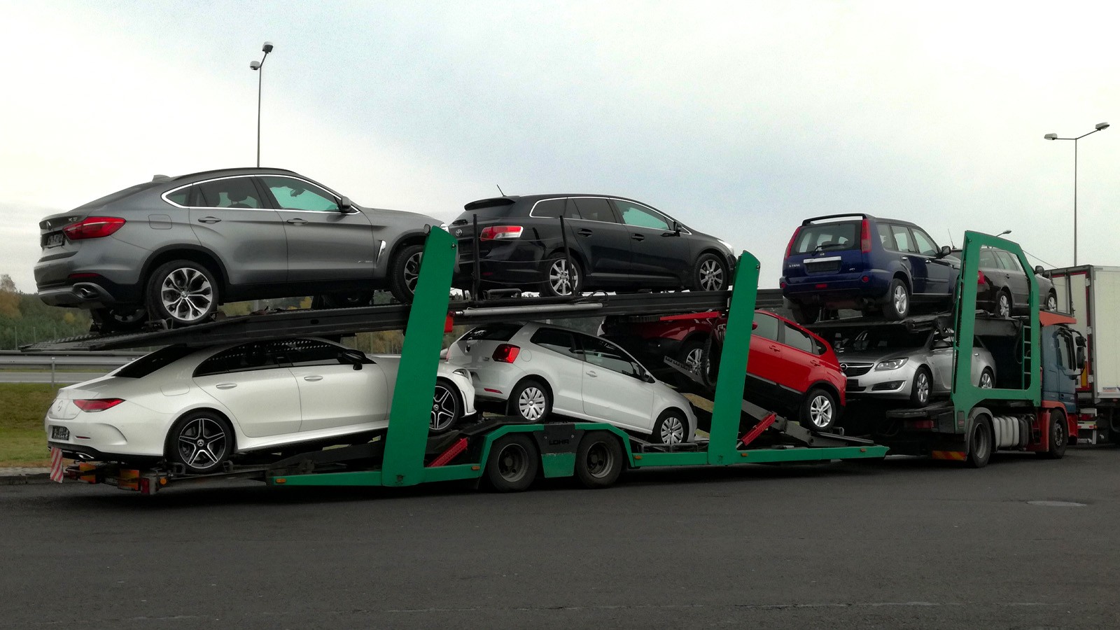 Od stycznia do końca maja Polacy sprowadzili 305 376 aut – o blisko 50 tys. mniej niż przed rokiem. Są one coraz starsze.