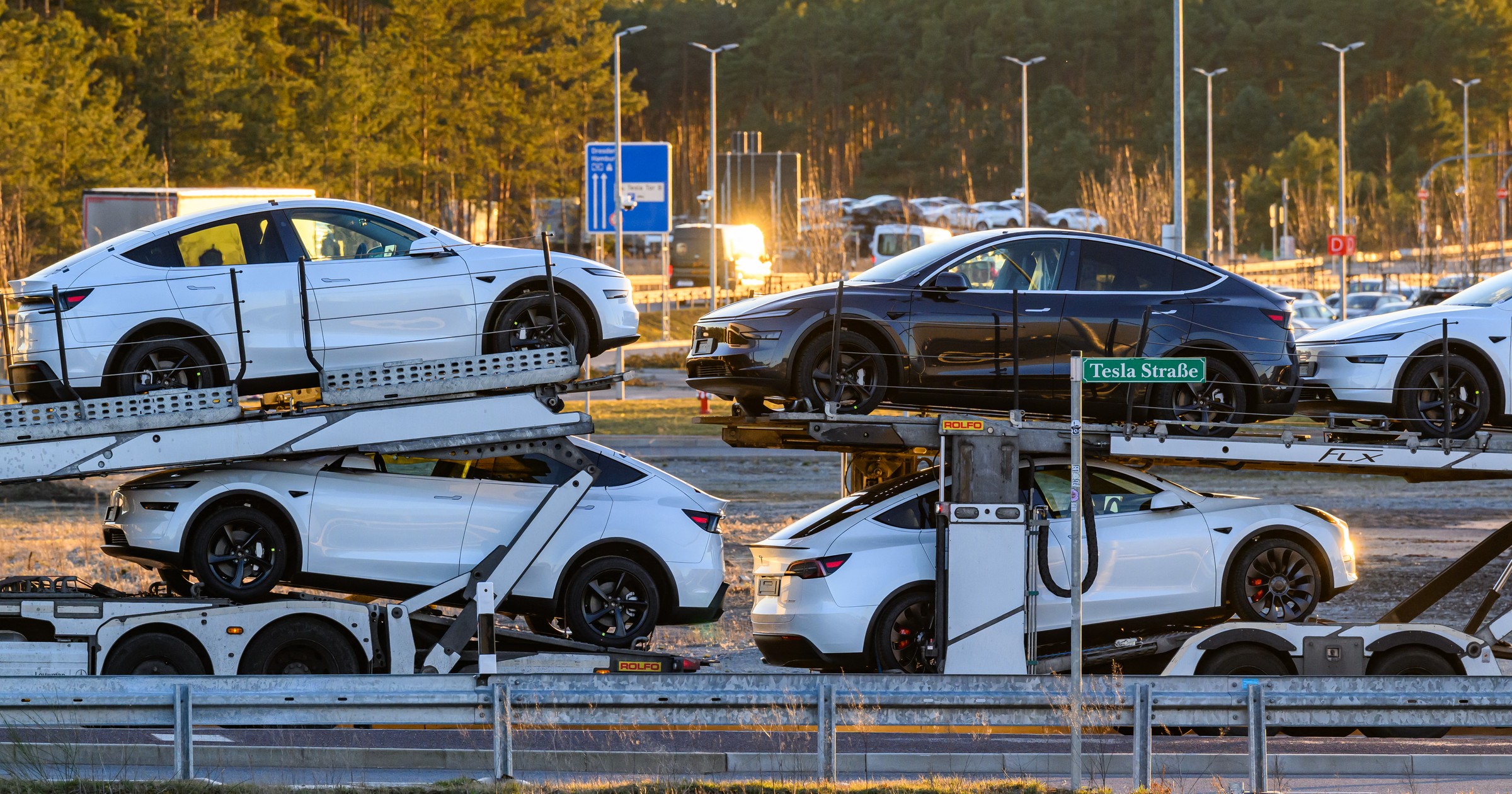 Tesle wyjeżdżające z GigaFactory pod Berlinem