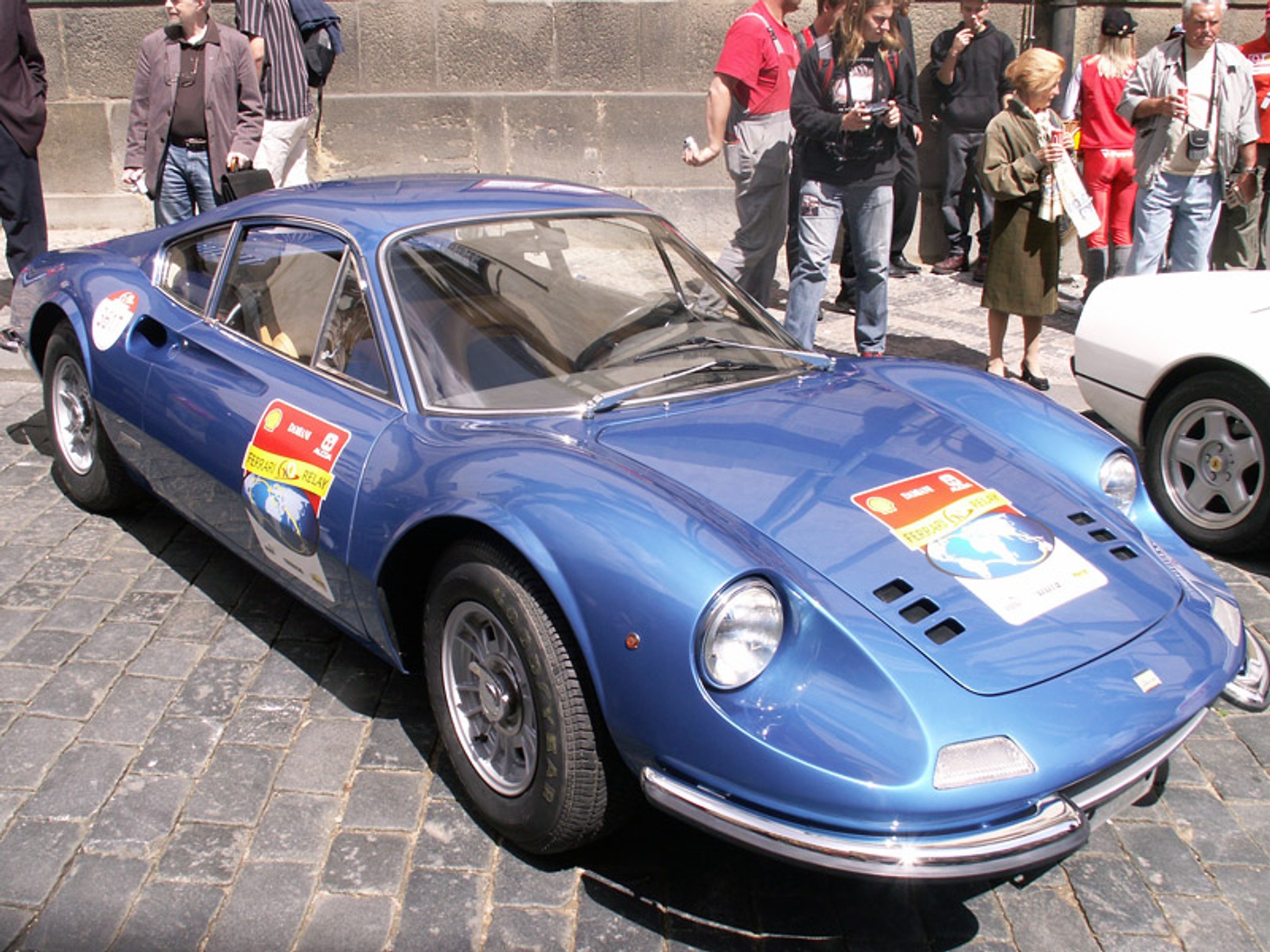 Pięćdziesiąt aut Ferrari: światowa sztafeta w Pradze!