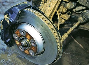 Dlaczego auto źle hamuje? Podpowiadamy jak naprawić hamulce