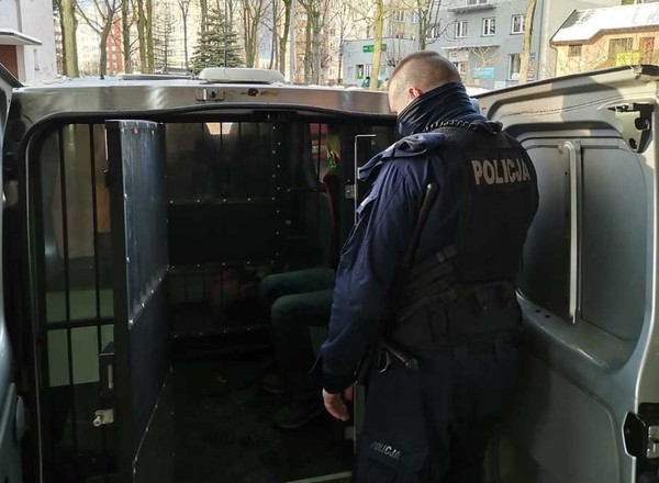 Mimo sądowego zakazu jazdy pijany wsiadł do auta. Chciał przejechać swoją kurator