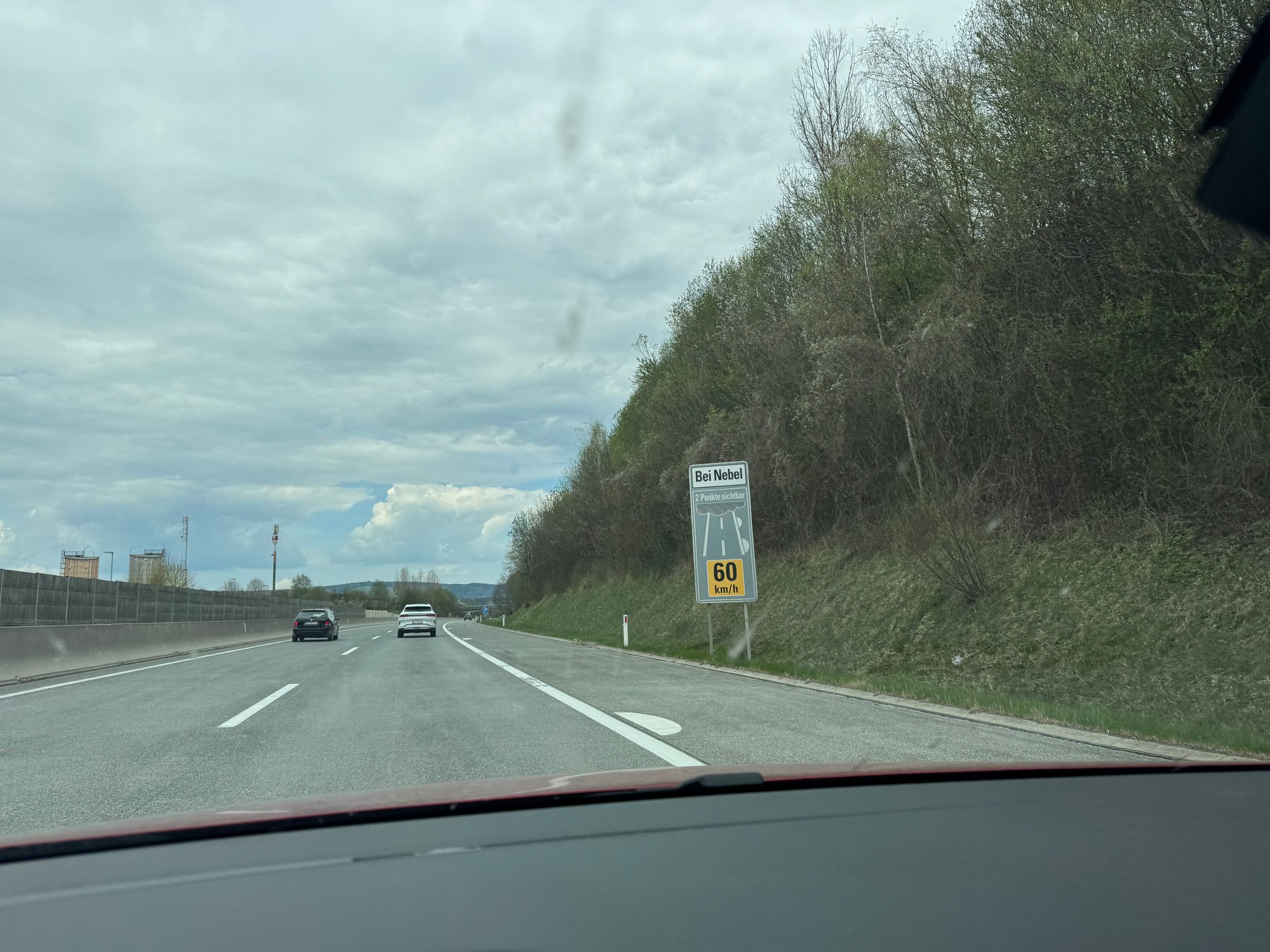 Oznakowanie na drogach Austrii (kropki na drogach), przydatne w przypadku silnej mgły