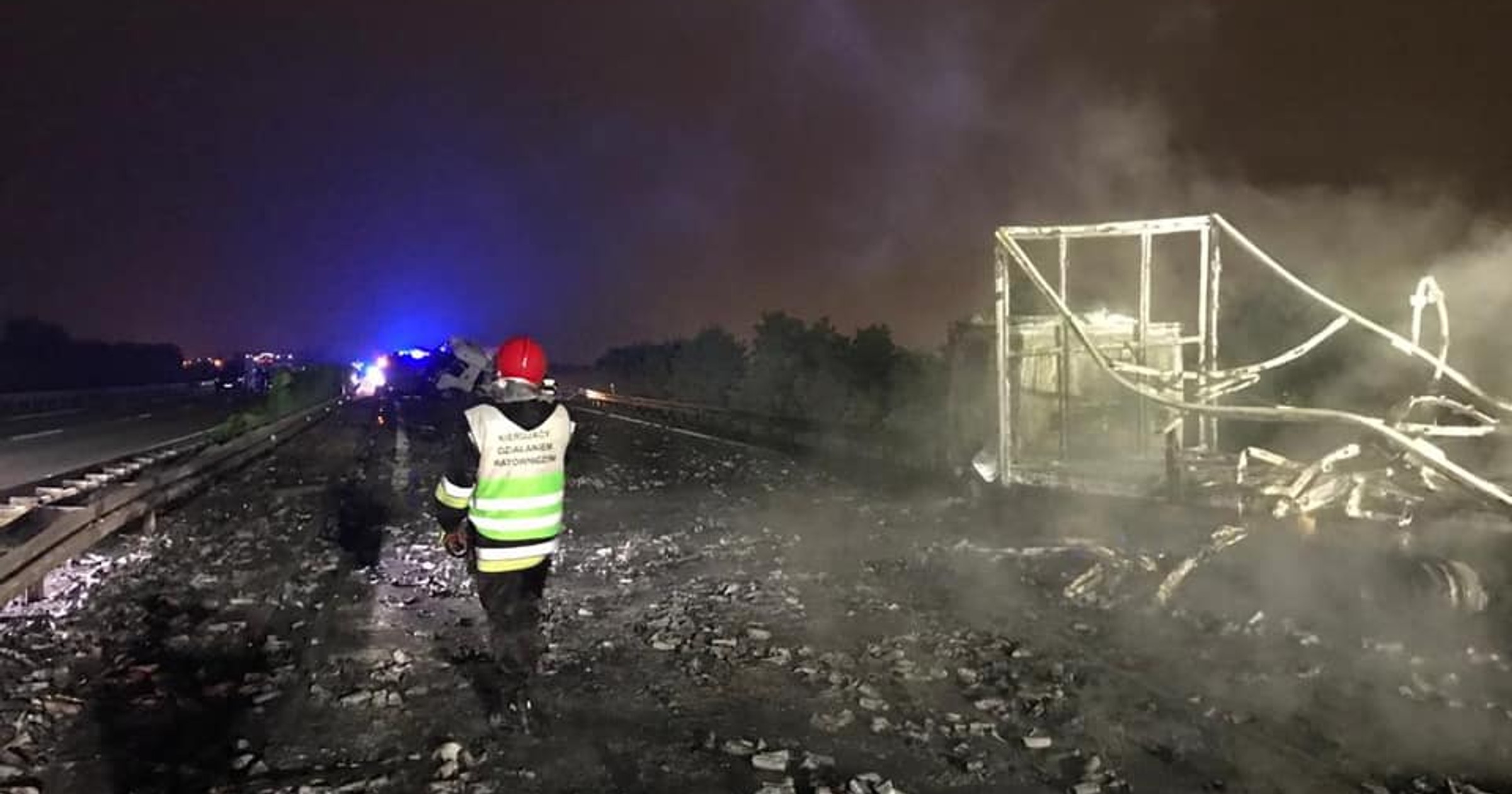 Resztki ciężarówki po pożarze na autostradzie A4