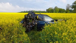 BMW dachowało w rzepaku. Kierowca nie przeżył