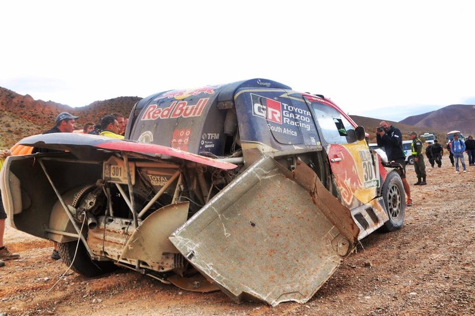 Zdemolowana Toyota Nassera Al-Attiyaha