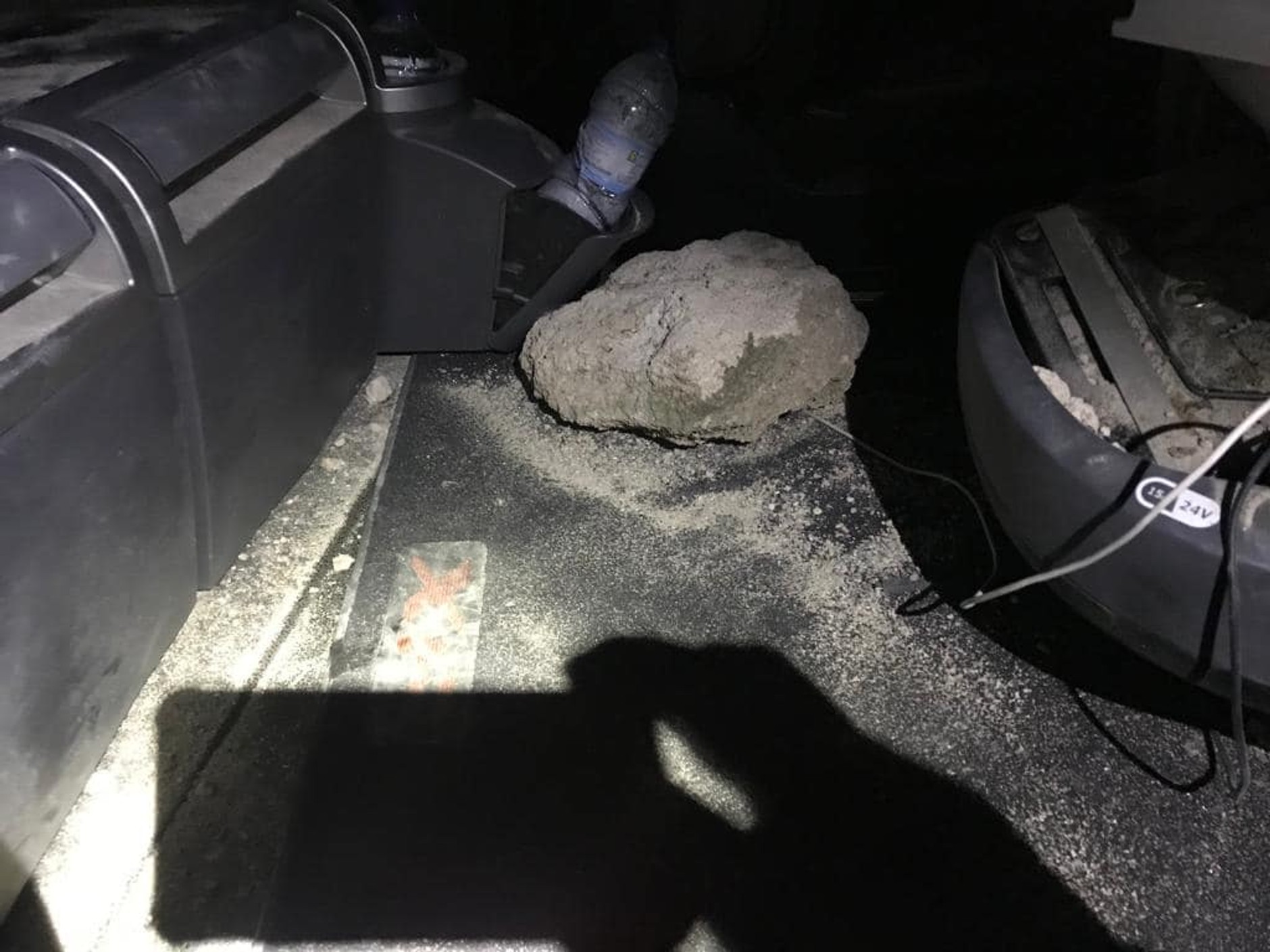 Głaz zrzucony na autostradę wpadł do kabiny ciężarówki