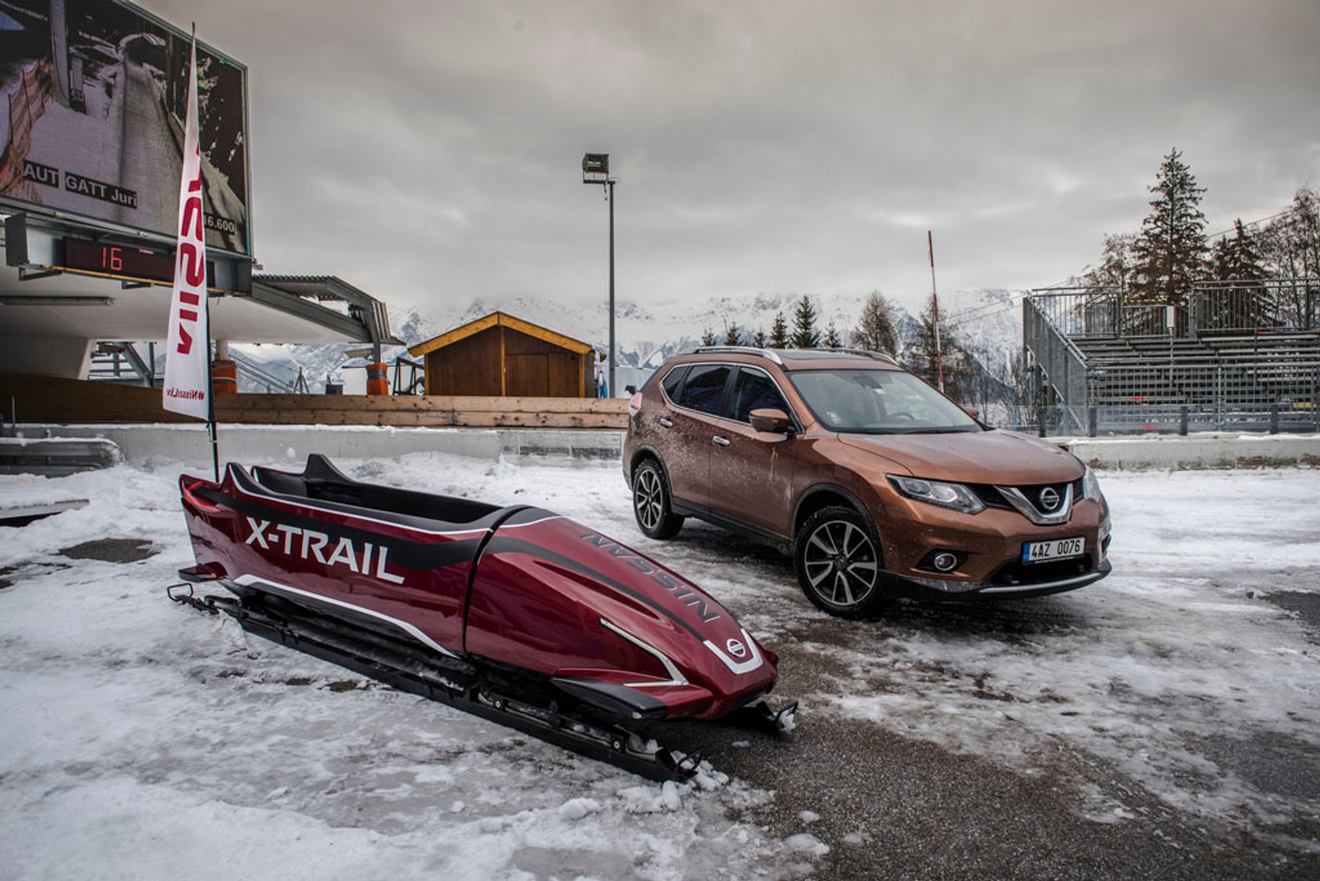 Nissan X-trail jeździ po lodzie