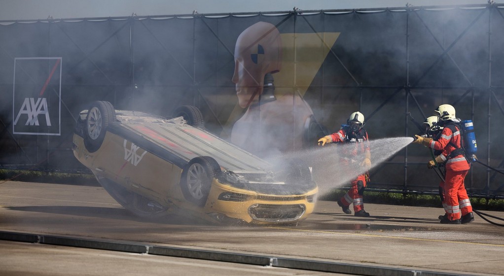 Test zderzeniowy Tesli przeprowadzony przez firmę AXA