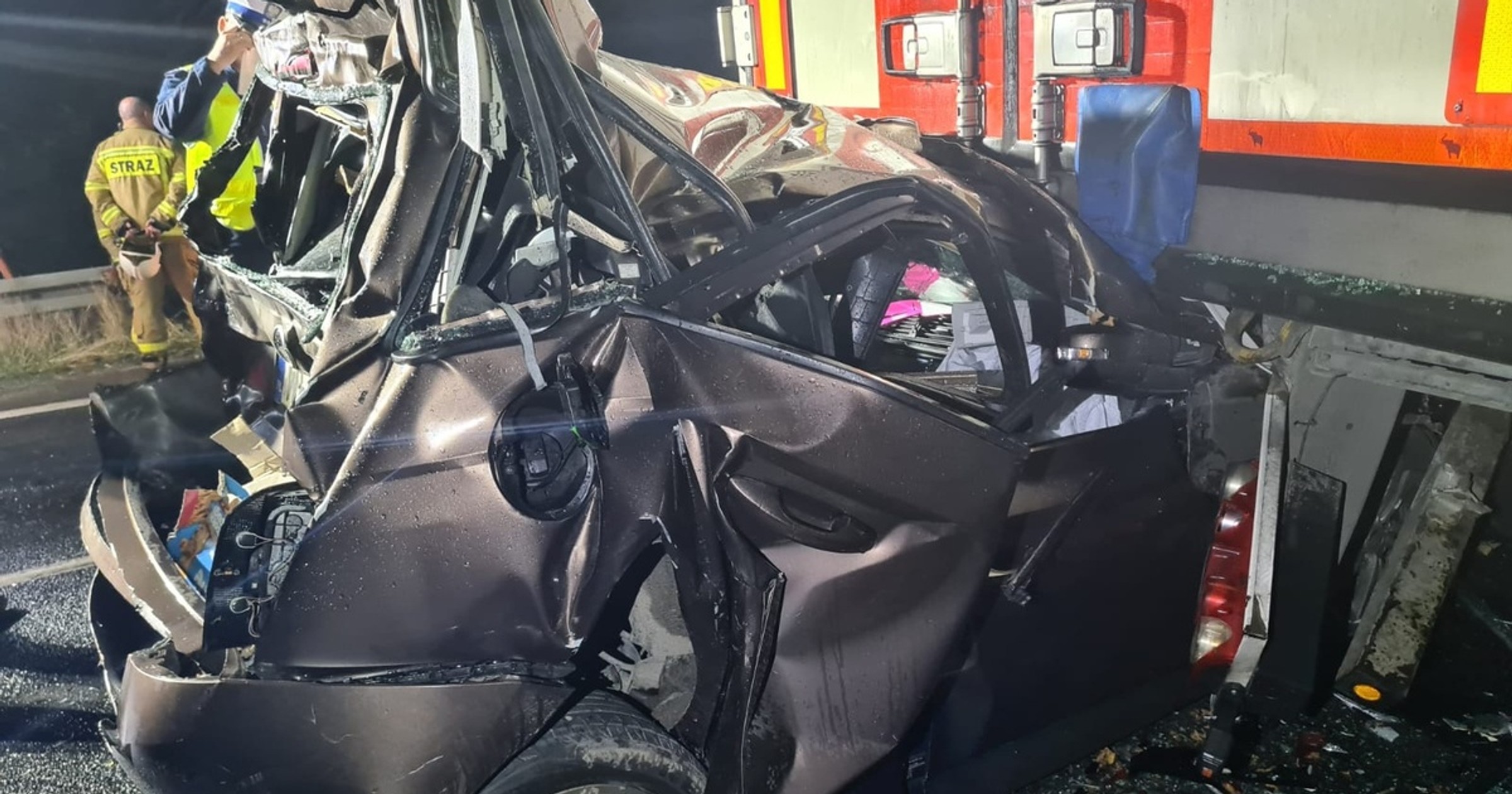 Zmiażdżona pomiędzy dwoma ciężarówkami Skoda zwinęła się w harmonijkę