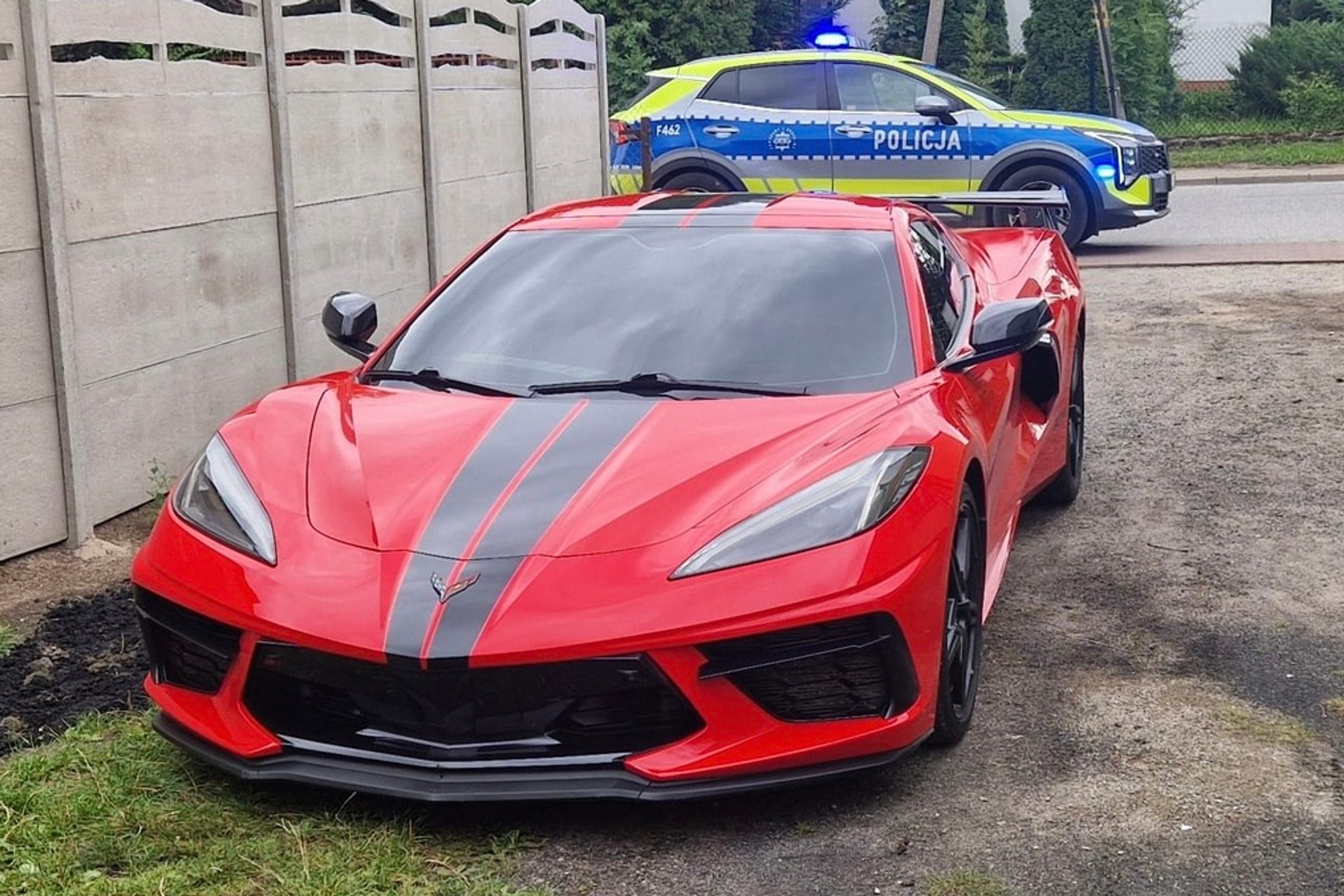Corvette bez przedniej tablicy zwróciła uwagę policji. Kierowca odpowie przed sądem