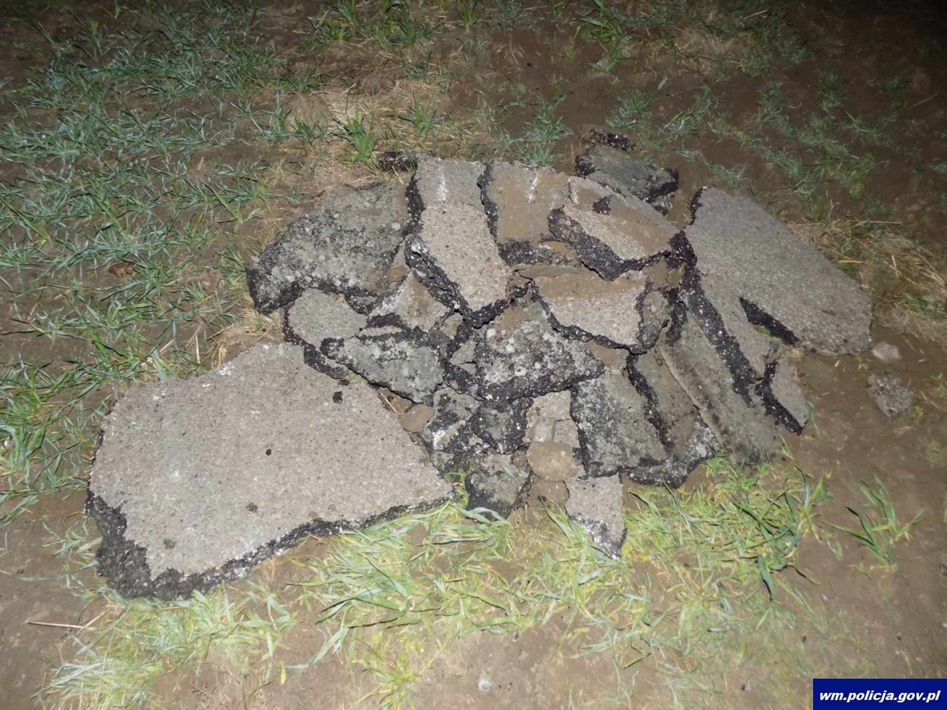 Pijany traktorzysta zaorał... drogę